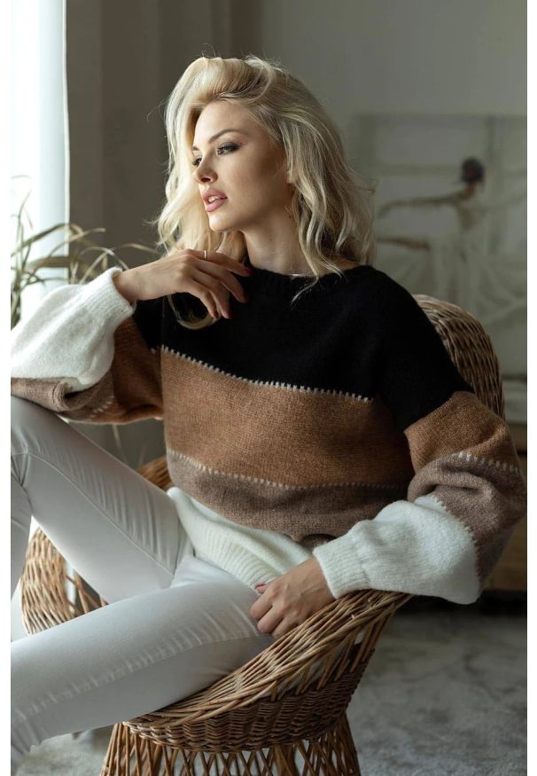 PeeKaBoo - Mięciutki wełniany sweter w kolorowe paski. Materiał: wełna. Wzór: kolorowy, paski. Styl: elegancki