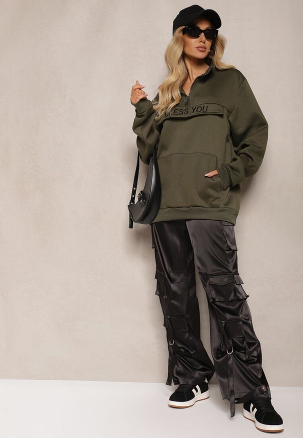Renee - Ciemnozielona Bluza Ozdobiona Napisem Suwakiem i Kieszonką w Stylu Kangurka Zilviana. Okazja: na co dzień. Kolor: zielony. Materiał: jeans. Wzór: napisy, aplikacja. Styl: klasyczny, casual