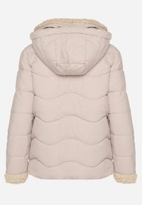 Born2be - Ciemnobeżowa Pikowana Kurtka z Kapturem i Kołnierzem z Futerkiem Typu Baranek Olandia. Okazja: na spacer, na co dzień. Typ kołnierza: kaptur. Kolor: beżowy. Materiał: futro. Styl: casual, sportowy #5