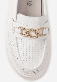 Renee - Białe Perforowane Mokasyny ze Skóry Naturalnej z Aplikacją na Platformie Heilarta. Kolor: biały. Materiał: skóra. Szerokość cholewki: normalna. Wzór: aplikacja. Obcas: na platformie #5