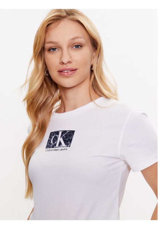 Calvin Klein Jeans T-Shirt J20J221631 Biały Regular Fit. Kolor: biały. Materiał: bawełna