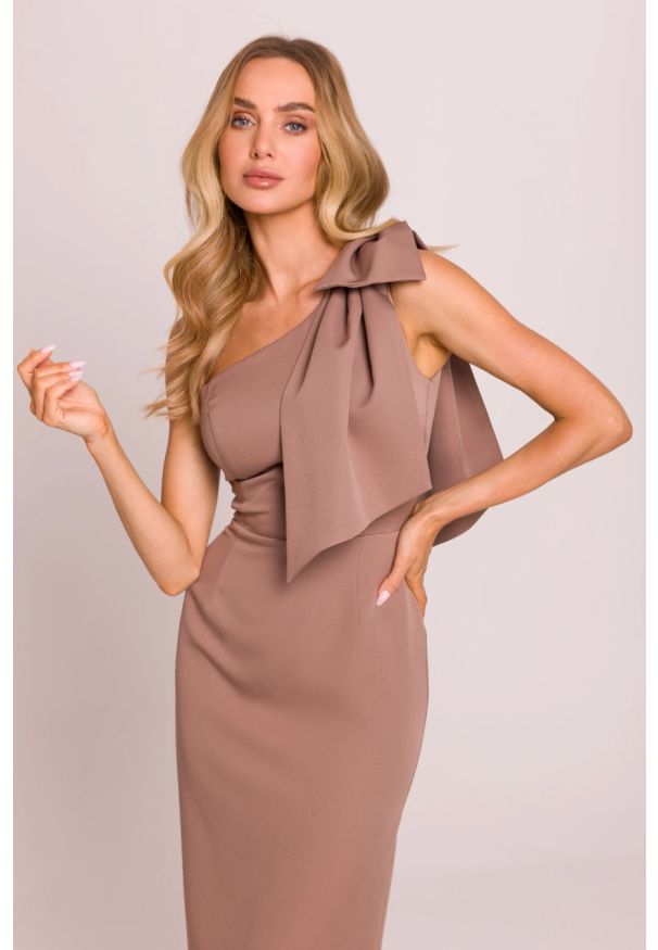 MOE - Elegancka sukienka ołówkowa na jedno ramię z kokardą mokka. Okazja: na ślub cywilny, na wesele, na imprezę. Typ kołnierza: kokarda. Kolor: czarny, miętowy. Materiał: elastan, materiał. Typ sukienki: ołówkowe. Styl: elegancki. Długość: midi