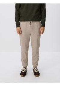 Reserved - Spodnie dresowe regular fit - beżowy. Kolor: beżowy. Materiał: dresówka #1