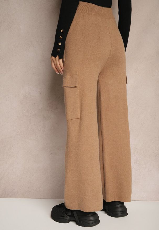 Renee - Ciemnobeżowe Szerokie Spodnie Dzianinowe z Gumką w Pasie i Kieszeniami Emithlera. Okazja: na co dzień. Stan: podwyższony. Kolor: beżowy. Materiał: dzianina. Styl: casual