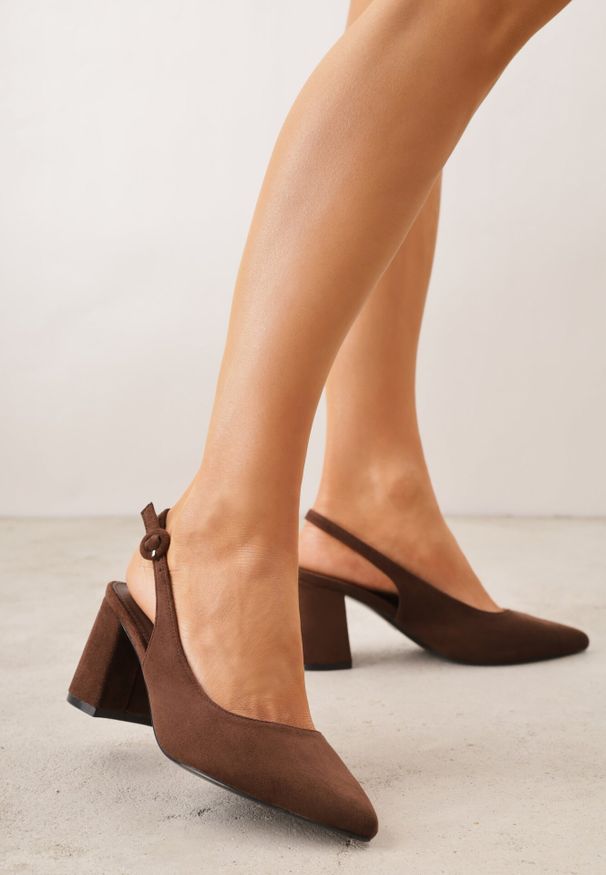 Born2be - Brązowe Czółenka na Klockowym Obcasie z Odkrytą Piętą Tarabeta. Okazja: na co dzień. Zapięcie: sprzączka. Kolor: brązowy. Obcas: na obcasie. Styl: casual, elegancki. Wysokość obcasa: średni