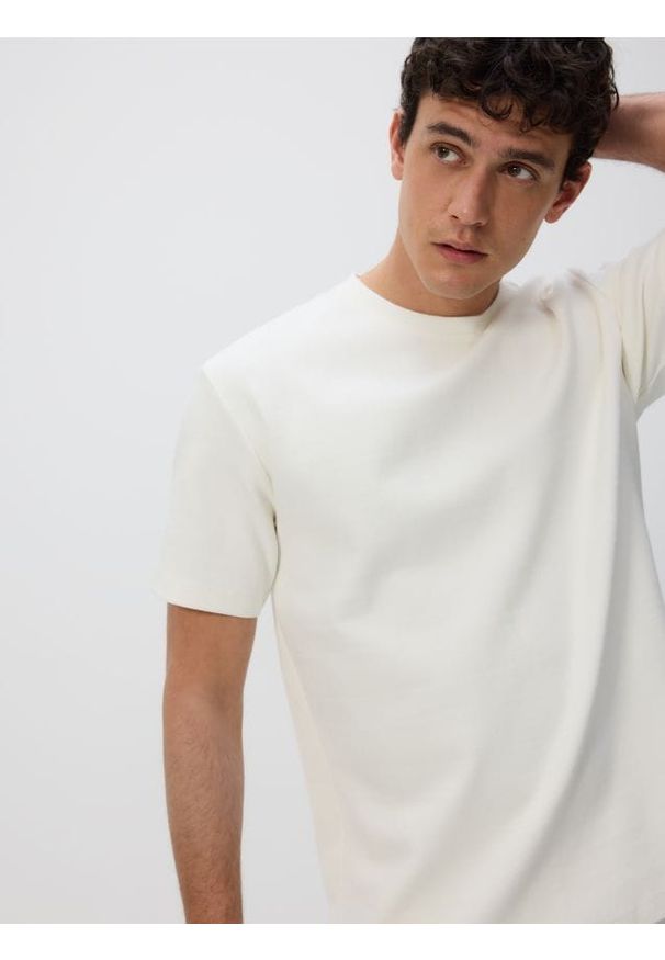 Reserved - T-shirt comfort fit - złamana biel. Materiał: dzianina, bawełna