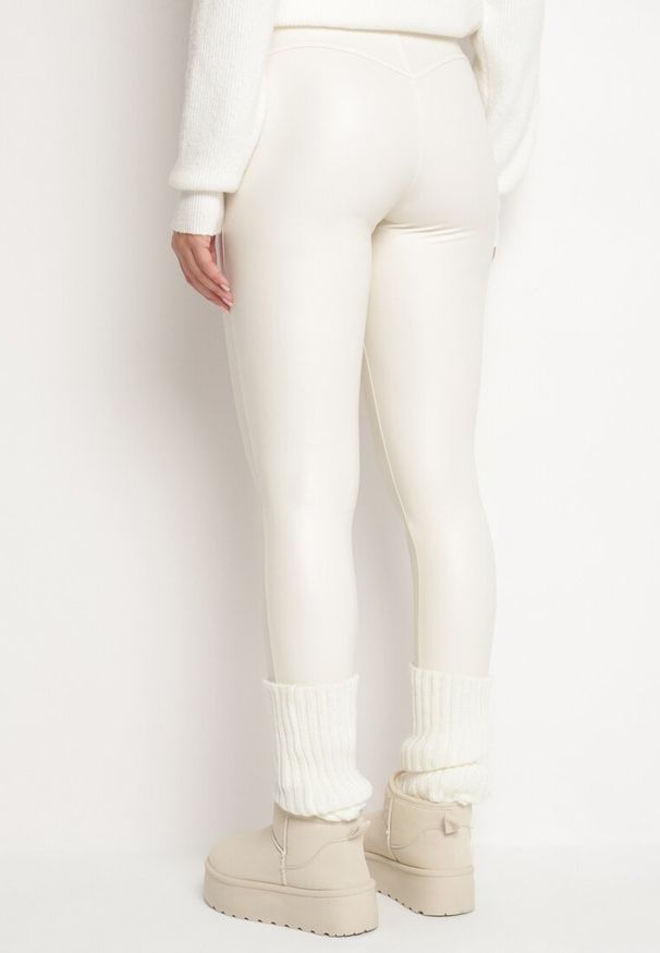 Born2be - Białe Legginsy z Ekoskóry Ocieplane z Efektem Push-Up Labrisa. Okazja: na co dzień. Stan: podwyższony. Kolor: biały. Materiał: materiał. Styl: elegancki, casual