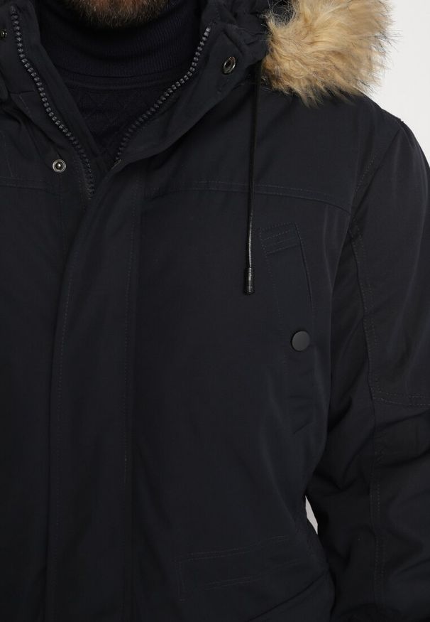 Born2be - Granatowa Zimowa Kurtka z Kapturem Ozdobionym Futerkiem Vanathi. Typ kołnierza: kaptur. Kolekcja: plus size. Kolor: niebieski. Materiał: futro. Wzór: aplikacja. Sezon: zima
