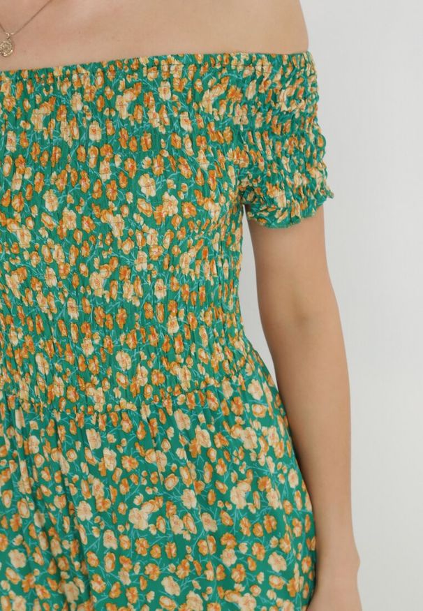 Born2be - Zielona Sukienka z Wiskozy Cheri. Typ kołnierza: dekolt hiszpanka. Kolor: zielony. Materiał: wiskoza. Wzór: kwiaty. Sezon: lato. Typ sukienki: rozkloszowane. Długość: maxi