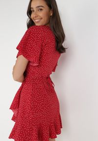 Born2be - Bordowa Sukienka Devizo. Kolor: czerwony. Materiał: materiał. Długość rękawa: krótki rękaw. Wzór: kropki. Typ sukienki: kopertowe. Długość: mini #2