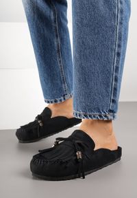 Renee - Czarne Klapki Ozdobione Kokardą i Frędzlami Felindrise. Okazja: na spacer. Kolor: czarny. Wzór: aplikacja. Sezon: lato. Styl: elegancki, boho