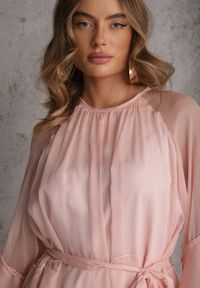 Renee - Różowa Eteryczna Sukienka z Falbanami i Wiązanym Paskiem w Talii Rivania. Kolor: różowy #5