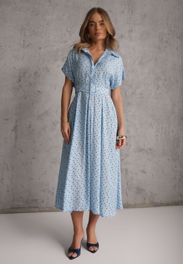 Renee - Niebieska Wiskozowa Sukienka w Kropeczki o Koszulowym Kroju z Wiązanym Paskiem Jynyra. Kolor: niebieski. Materiał: wiskoza. Sezon: lato. Typ sukienki: koszulowe. Styl: klasyczny, retro, elegancki