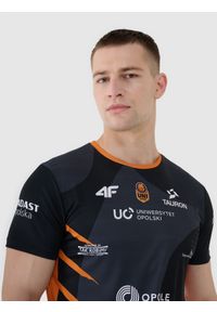 4f - 4F Koszulka meczowa replika wyjazdowa z sezonu 2024/2025 uniseks 4F x UNI Opole - multikolor XS. Kolor: wielokolorowy. Materiał: dzianina, materiał, włókno, syntetyk. Wzór: ze splotem, gładki. Styl: sportowy, klasyczny