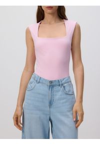 Reserved - Body z dekoltem karo - różowy. Typ kołnierza: dekolt w karo. Kolor: różowy. Materiał: dzianina