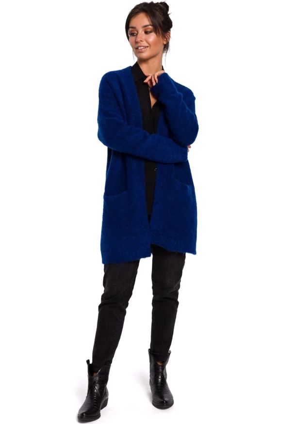 Sukienki.shop - Przytulny sweter kardigan narzutka z wełną granatowy. Okazja: na co dzień, do pracy. Kolor: niebieski. Materiał: wełna. Długość rękawa: długi rękaw. Długość: długie. Sezon: zima. Styl: casual, elegancki