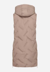 Born2be - Ciemnobeżowa Pikowana Kamizelka z Kapturem i Kieszeniami Esarivie. Okazja: na spacer. Typ kołnierza: kaptur. Kolekcja: plus size. Kolor: beżowy. Materiał: jeans #4