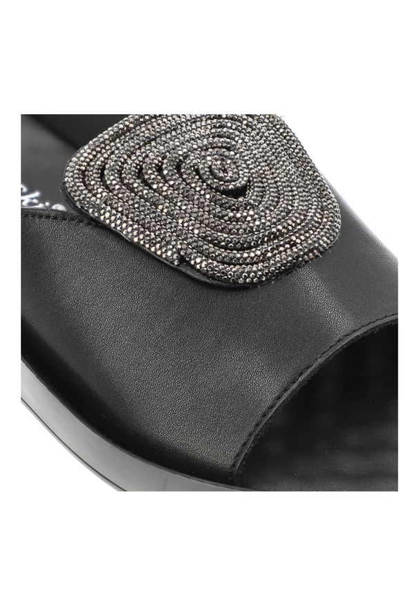 S.Barski - Klapki damskie S. Barski, na platformie skórzane z ozdobą, czarne, KV51-028. Okazja: na co dzień. Kolor: czarny. Materiał: skóra. Wzór: aplikacja. Sezon: lato. Obcas: na platformie. Styl: elegancki, casual