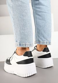 Renee - Biało-Czarne Sneakersy na Platformie z Tłoczeniem Halinea. Okazja: na co dzień. Kolor: biały. Materiał: jeans. Obcas: na platformie #3