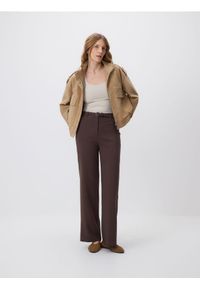 Reserved - Spodnie z paskiem - ciemnobrązowy. Kolor: brązowy. Materiał: tkanina, wiskoza. Wzór: gładki