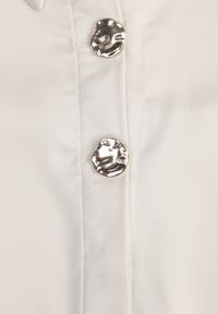 Born2be - Jasnobeżowa Elegancka Koszula Satynowa z Ozdobnymi Guzikami Yasura. Okazja: do pracy, na co dzień. Kolor: beżowy. Materiał: satyna. Styl: elegancki #8