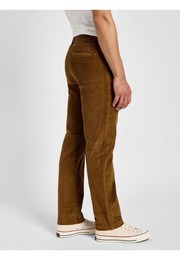 Lee - LEE MĘSKIE SPODNIE MATERIAŁOWE LEE REGULAR CHINO BUFFALO 112355777. Materiał: materiał