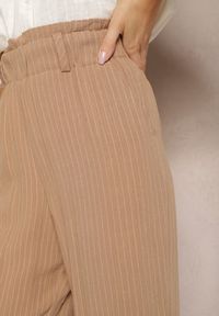 Renee - Beżowe Spodnie Regular w Prążki High Waist Sallamia. Okazja: na co dzień. Stan: podwyższony. Kolor: beżowy. Materiał: tkanina. Wzór: prążki. Styl: klasyczny, elegancki, casual #6