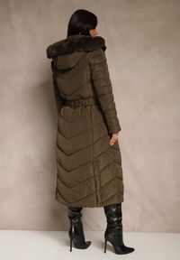 Renee - Ciemnozielona Zimowa Kurtka Pikowana o Długim Kroju z Paskiem i Kapturem z Futrem Retarda. Kolor: zielony. Materiał: futro. Długość: długie. Sezon: zima. Styl: street #5