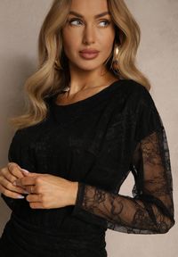 Renee - Czarna Sukienka Ozdobiona Koronką z Gumką w Pasie Napirene. Kolor: czarny. Materiał: koronka. Długość rękawa: długi rękaw. Wzór: aplikacja, koronka