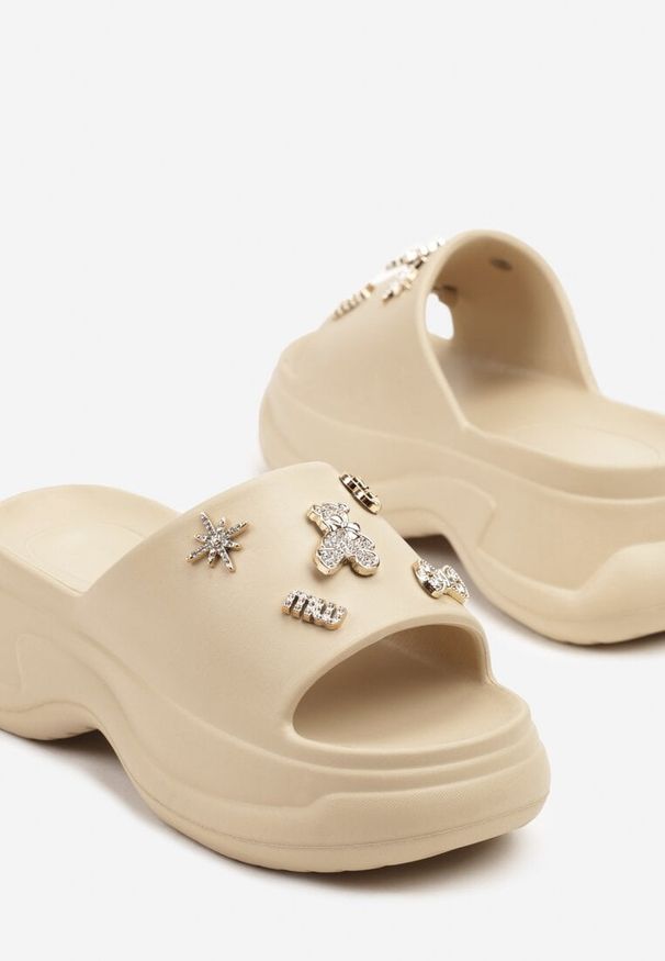 Born2be - Ciemnobeżowe Klapki na Platformie z Metalowymi Aplikacjami i Cyrkoniami Dorlia. Okazja: na co dzień, na imprezę. Kolor: beżowy. Wzór: aplikacja. Sezon: lato. Obcas: na platformie. Styl: casual, elegancki