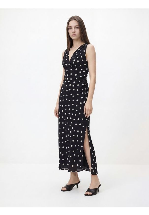 Reserved - Sukienka midi w grochy - czarny. Kolor: czarny. Materiał: tkanina. Wzór: grochy. Długość: midi