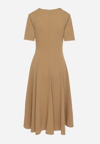 Born2be - Ciemnobeżowa Sukienka Rozkloszowana z Taliowaniem Telorwena. Okazja: na randkę, na ślub cywilny, na wesele. Kolor: beżowy. Długość rękawa: krótki rękaw. Styl: klasyczny #7