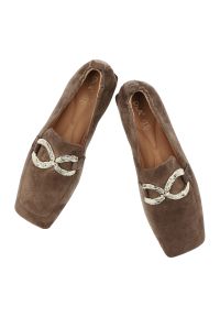 Półbuty damskie S.Barski, cholewka skóra naturalna zamszowa fason wsuwany kwadratowy nosek metalowa ozdoba na podbiciu niski stabilny obcas minimalis. Kolor: brązowy. Materiał: zamsz, skóra. Szerokość cholewki: normalna. Wzór: aplikacja. Obcas: na obcasie. Wysokość obcasa: średni #3