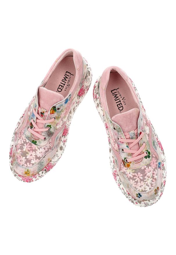 Sneakersy damskie Laura Vita, podwyższona podeszwa z ozdobnym wzorem na bokach oraz miękki kołnierz przy kostce, różowy, 64 SL26803B-64. Okazja: na co dzień. Kolor: różowy. Materiał: jeans, materiał. Szerokość cholewki: normalna. Wzór: aplikacja, kwiaty. Styl: casual