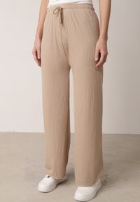 Born2be - Beżowe Szerokie Spodnie z Bawełną Zdobione Cyrkoniami Azilene. Okazja: na co dzień. Stan: podwyższony. Kolor: beżowy. Materiał: bawełna. Wzór: aplikacja. Styl: casual, klasyczny #2