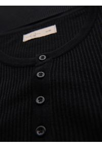Ombre Clothing - T-shirt męski dzianinowy z guzikami przy dekolcie – czarny V2. Okazja: na co dzień. Kolor: czarny. Materiał: dzianina. Wzór: paski. Styl: casual, elegancki #7