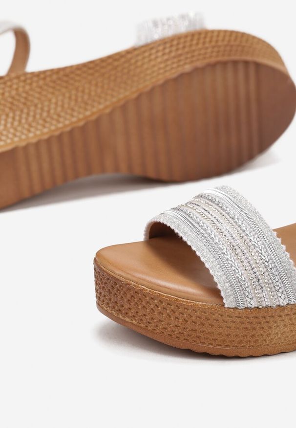 Renee - Srebrne Sandały w Stylu Boho na Plecionym Koturnie Gorbetai. Okazja: na co dzień. Nosek buta: okrągły, otwarty. Zapięcie: sprzączka. Kolor: srebrny. Wzór: koronka. Materiał: koronka, materiał. Sezon: lato. Obcas: na koturnie. Styl: boho. Wysokość obcasa: średni