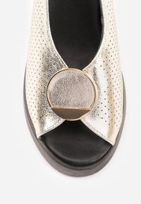 Born2be - Złote Sandały VICES na Koturnie Zdobione Perforacją i Okrągłą Aplikacją Melolle. Okazja: do pracy, na co dzień. Nosek buta: okrągły. Kolor: złoty. Wzór: aplikacja. Obcas: na koturnie. Styl: elegancki, casual #5