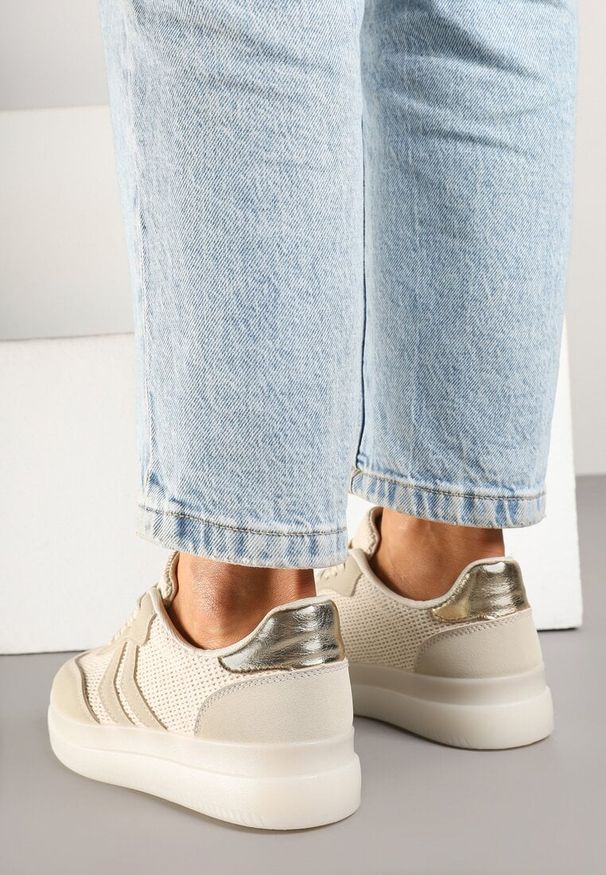Born2be - Beżowe Sneakersy w Stylu Tenisówek z Geometrycznymi Paskami Falenira. Okazja: na spacer. Zapięcie: pasek. Kolor: beżowy. Materiał: jeans. Wzór: geometria. Sport: turystyka piesza