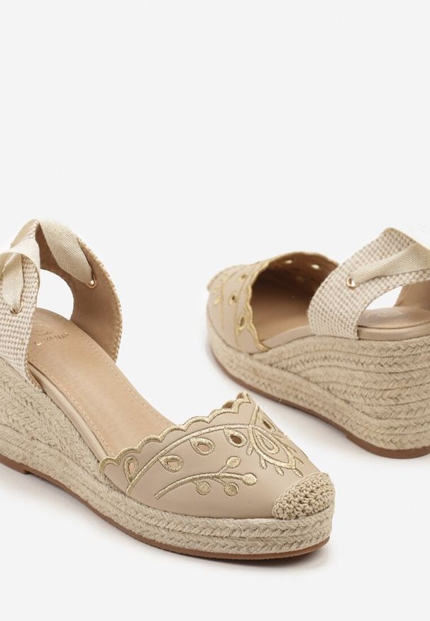 Born2be - Beżowe Sandały na Koturnie z Ażurową Cholewką i Wiązaniem Mevonessa. Okazja: na co dzień. Kolor: beżowy. Materiał: jeans. Wzór: ażurowy. Sezon: lato. Obcas: na koturnie. Styl: casual
