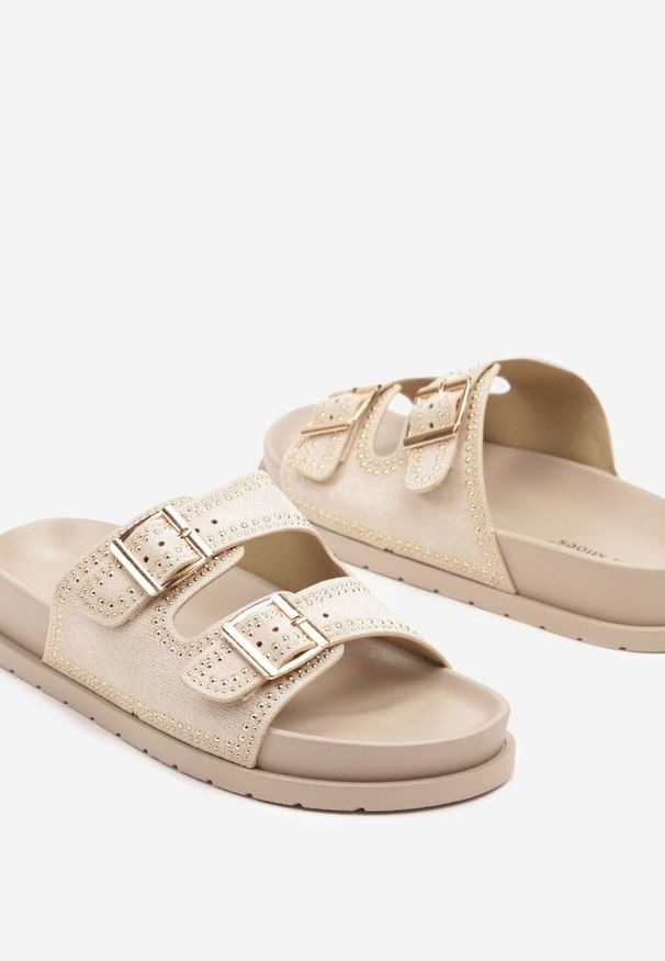 Born2be - Jasnobeżowe Klapki z Ozdobnymi Nitami i Dwoma Paskami Helziva. Okazja: na co dzień. Kolor: beżowy. Materiał: jeans. Wzór: aplikacja. Obcas: na obcasie. Styl: klasyczny, elegancki, casual. Wysokość obcasa: niski