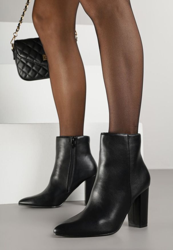 Renee - Czarne Klasyczne Botki na Słupku z Noskiem w Szpic Tavitta. Okazja: na co dzień, na imprezę. Zapięcie: zamek. Kolor: czarny. Materiał: jeans, skóra. Obcas: na słupku. Styl: klasyczny