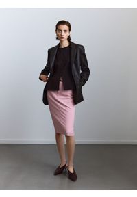 Reserved - Spódnica midi z paskiem - różowy. Kolor: różowy. Materiał: wiskoza, tkanina #1