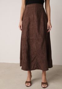 Born2be - Brązowa Rozkloszowana Spódnica z Imitacji Zamszu Basara. Okazja: na co dzień, na spotkanie biznesowe, do pracy. Kolor: brązowy. Materiał: zamsz. Styl: casual, biznesowy, elegancki, klasyczny #5