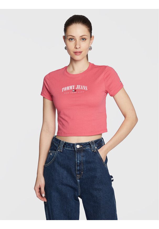 Tommy Jeans T-Shirt Essential Logo DW0DW14910 Różowy Cropped Fit. Kolor: różowy. Materiał: syntetyk