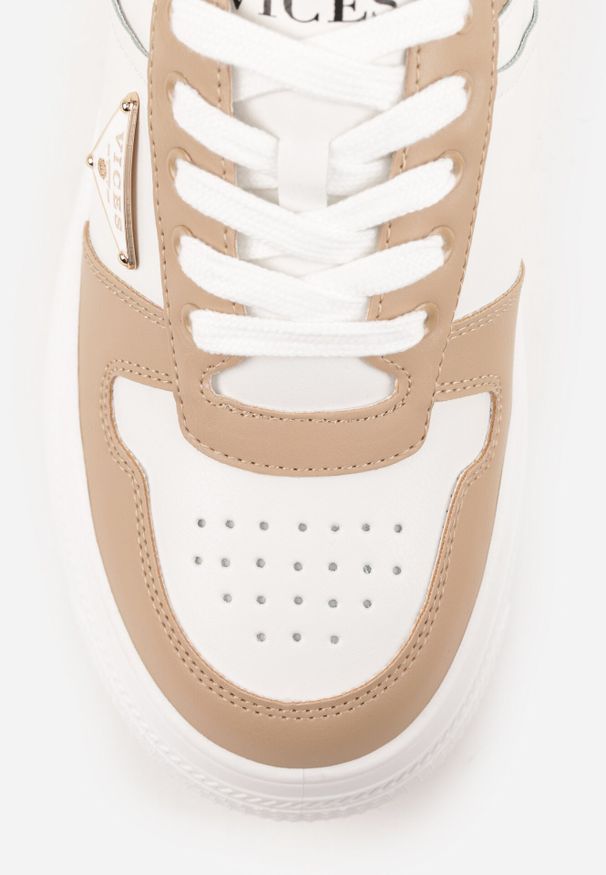 Born2be - Beżowo-Białe Sneakersy Vices na Grubej Podeszwie z Geometryczną Ozdobą i Perforacją Karvesa. Okazja: na co dzień. Kolor: beżowy. Materiał: jeans. Wzór: geometria, aplikacja