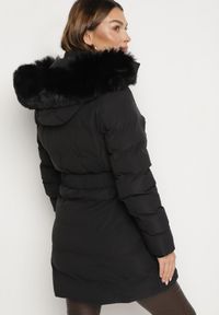 Born2be - Czarna Pikowana Kurtka z Paskiem w Talii i Kapturem Daicy. Okazja: na co dzień. Kolor: czarny. Materiał: jeans. Styl: elegancki, casual, klasyczny #4