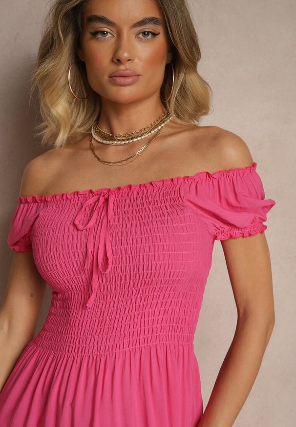 Renee - Różowa Sukienka z Wiskozy w Stylu Hiszpanki Ozdobiona Marszczeniem Jenalena. Okazja: na co dzień. Typ kołnierza: dekolt hiszpanka. Kolor: różowy. Materiał: wiskoza. Wzór: aplikacja. Typ sukienki: z odkrytymi ramionami. Styl: casual