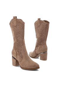 Brązowe Kozaki S.Barski Stylowe Obuwie Damskie W Stylu Boho. Okazja: na co dzień. Kolor: brązowy. Szerokość cholewki: normalna. Wzór: ażurowy, kwiaty. Materiał: materiał. Sezon: zima, jesień. Obcas: na obcasie. Styl: elegancki, boho. Wysokość obcasa: średni #5