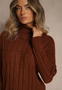 Renee - Brązowa Prążkowana Sukienka z Golfem z Dzianiny z Wełną Esandra. Okazja: na co dzień. Typ kołnierza: golf. Kolor: brązowy. Materiał: wełna, prążkowany, dzianina. Typ sukienki: proste. Styl: casual #5
